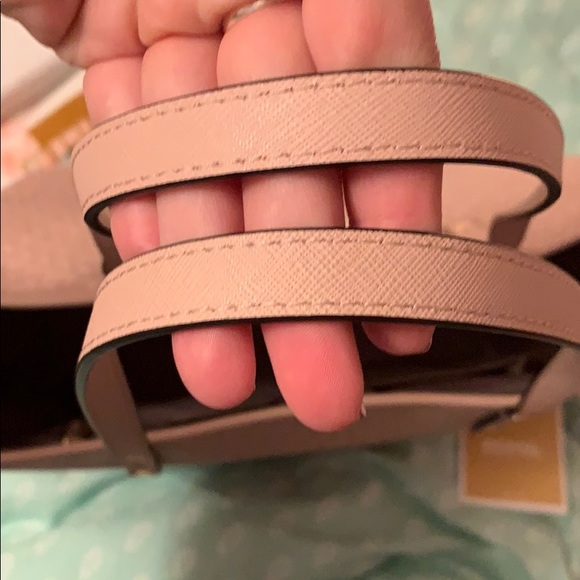 Michael Kors tote and matching wallet! - Picture 6 of 8